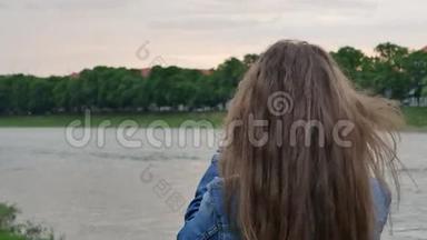 <strong>风雨交加</strong>，美女游客在河边用专业相机拍摄视频